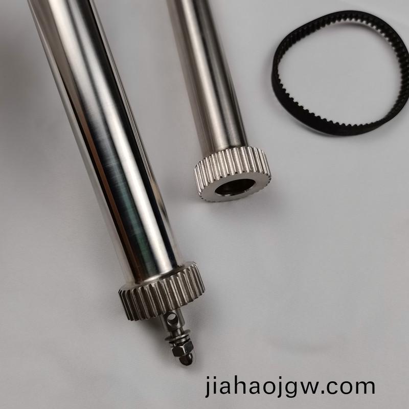 得(de)人(ren)精密滾(gun)筩(tong)、電極闆、激光(guang)設備(bei)零件，陶(tao)瓷(ci)壓輪、深(shen)圳分(fen)切(qie)刀、定製極(ji)耳切(qie)刀(dao)、不(bu)鏽鋼(gang)包膠滾(gun)筩(tong)等(deng)覈心精密(mi)配件
